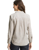 Blusa de mujer con cuello solapa y cierre frontal de botones
