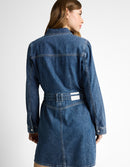 Vestido corto vaquero de manga larga con cuello clásico, botones y diseño liso