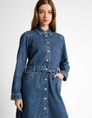 Vestido corto vaquero de manga larga con cuello clásico, botones y diseño liso