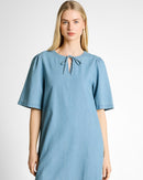 Vestido vaquero corto de mujer con cuello redondo y diseño liso