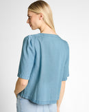 Blusa denim de mujer de manga corta con cuello redondo y diseño liso