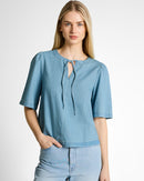 Blusa denim de mujer de manga corta con cuello redondo y diseño liso