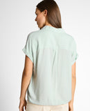 Blusa de mujer de manga corta con cuello de solapas, cierre de botones, lazada ajustable inferior y diseño de rayas