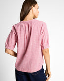 Camisa de manga francesa de mujer con cuello de pico, cierre de tres botones y diseño de cuadros