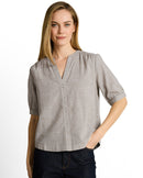 Blusa de mujer con manga corta, cuello pico y cierre de botones