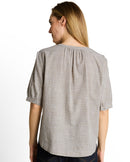 Blusa de mujer con manga corta, cuello pico y cierre de botones