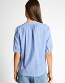 Camisa de manga francesa de mujer con cuello de pico, cierre de tres botones y diseño de cuadros