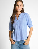Camisa de manga francesa de mujer con cuello de pico, cierre de tres botones y diseño de cuadros