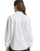 Camisa de manga larga de mujer con cuello clásico, botones y un pequeño bordado en el bolsillo lateral