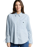 Camisa de manga larga de mujer con cuello clásico, botones y un pequeño bordado en el bolsillo lateral
