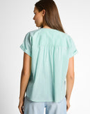 Blusa de manga corta de mujer con cuello redondo, cierre con botones y microestampado