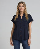 Camisa de manga corta de mujer con cuello clásico, bolsillos y diseño liso