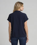 Camisa de manga corta de mujer con cuello clásico, bolsillos y diseño liso