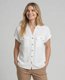 Camisa de manga corta de mujer con cuello clásico, bolsillos y diseño liso