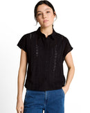 Camisa de manga corta de mujer con cuello clásico y estampado ornamental