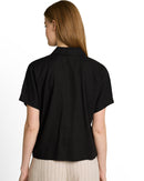 Camisa de manga corta de mujer con cuello clásico y diseño liso