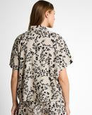 Camisa de manga corta de mujer con cuello clásico y estampado de flores