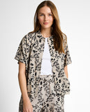 Camisa de manga corta de mujer con cuello clásico y estampado de flores