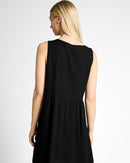 Vestido corto sin mangas con cuello redondo y diseño liso
