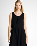 Vestido corto sin mangas con cuello redondo y diseño liso