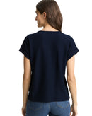 Camiseta de mujer de manga corta con cuello de pico y diseño liso