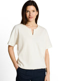 Camiseta de manga corta de mujer con cuello pico y diseño liso