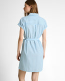 Vestido corto camisero de manga corta con cuello clásico, botones, lazada en la cintura y diseño de rayas