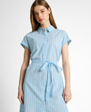 Vestido corto camisero de manga corta con cuello clásico, botones, lazada en la cintura y diseño de rayas