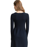 Vestido corto de manga larga con cuello redondo, de diseño liso