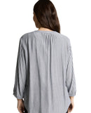 Blusa de mujer de manga larga con cuello pico y diseño de rayas
