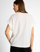 Camiseta manga corta de mujer con cuello de pico y diseño liso