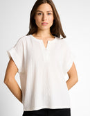 Camiseta manga corta de mujer con cuello de pico y diseño liso