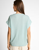 Camiseta manga corta de mujer con cuello de pico y diseño liso