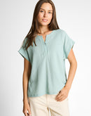 Camiseta manga corta de mujer con cuello de pico y diseño liso