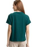 Camiseta manga corta de mujer con cuello redondo, estampado liso y pequeño logo