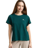 Camiseta manga corta de mujer con cuello redondo, estampado liso y pequeño logo