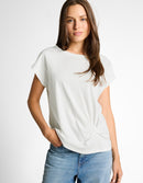 Camiseta de mujer de manga corta con cuello redondo y diseño liso con frunce en lateral inferior