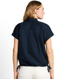 Blusa de mujer con manga corta, cuello solapa y cierre de botones