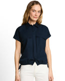 Blusa de mujer con manga corta, cuello solapa y cierre de botones