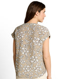Blusa de mujer con manga corta, cuello pico y estampado de flores