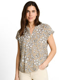 Blusa de mujer con manga corta, cuello pico y estampado de flores