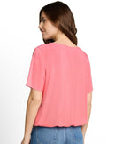 Blusa de mujer con manga corta y cuello pico