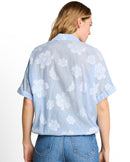 Blusa de mujer con manga corta, cuello solapa y estampado de flores