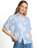 Blusa de mujer con manga corta, cuello solapa y estampado de flores