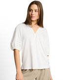 Camiseta de mujer con manga corta, cuello pico y lazada