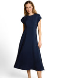 Vestido midi con cuello redondo y manga corta