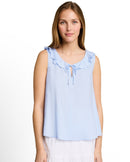 Blusa de mujer sin mangas con volante en el cuello y lazada