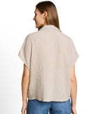 Blusa de mujer con cuello solapa, manga corta y cierre de botones