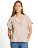 Blusa de mujer con cuello solapa, manga corta y cierre de botones