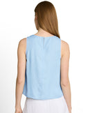 Blusa de mujer sin mangas con cuello redondo y detalle decorativo
